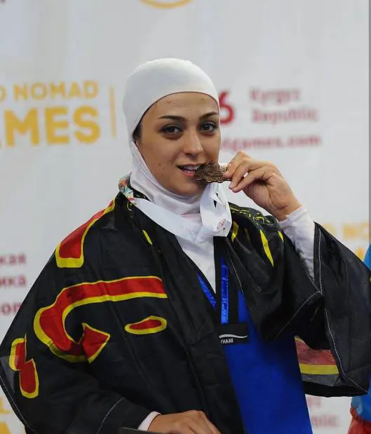 یگانه غریب گشته