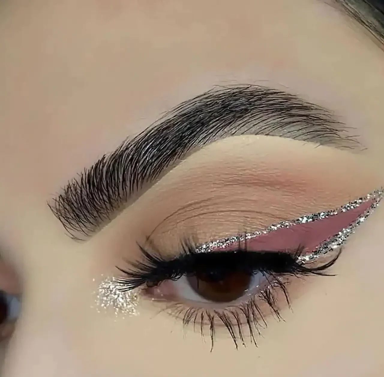 مدل خط چشم اکلیلی + زیباترین مدل های خط چشم اکلیلی ترند امسال