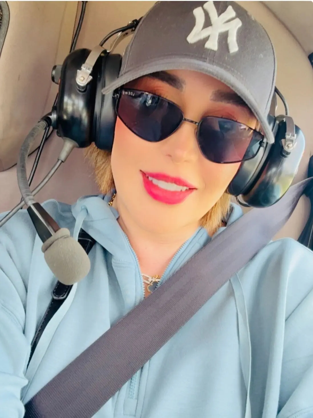 عکس های خلبانی سارا منجزی پور
