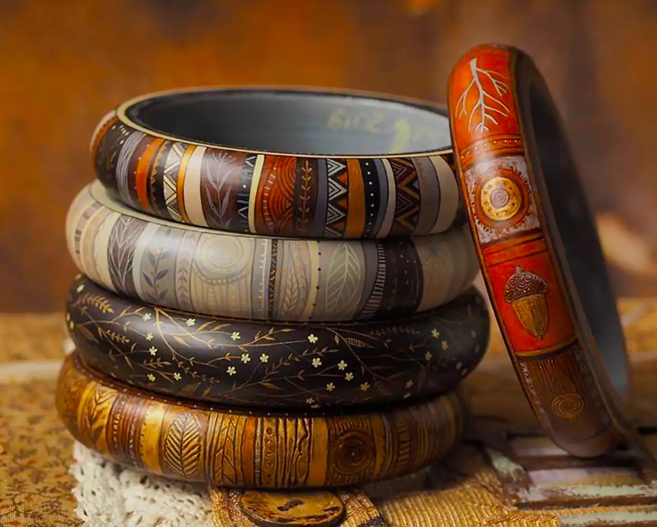 دستبند چوبی طرح سنتی