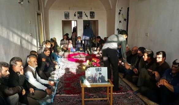 عکس / مراسم ساده عزاداری برای فوت آیت الله اکبر هاشمی رفسنجانی در خانه بزرگش / سالنی بزرگ با فرش های قرمز ایرانی و حضار خاص عکس / مراسم ساده عزاداری برای فوت آیت الله اکبر هاشمی رفسنجانی در خانه بزرگش / سالنی بزرگ با فرش های قرمز ایرانی و حضار خاص
