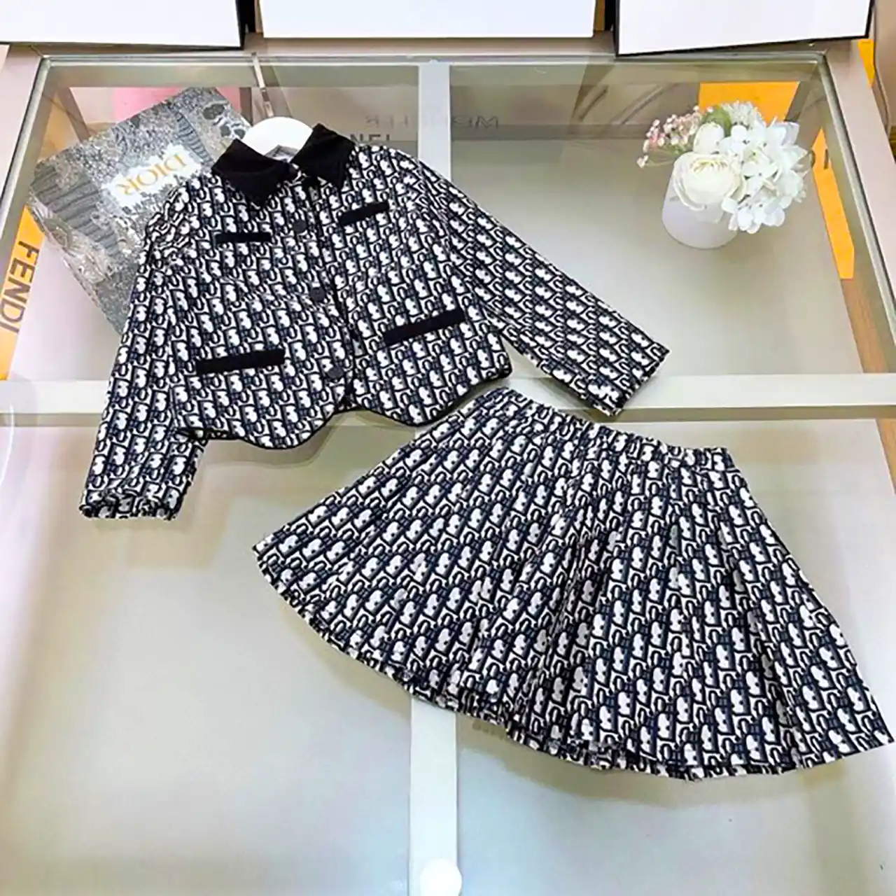 بلوز و دامن سفید مشکی زنانه