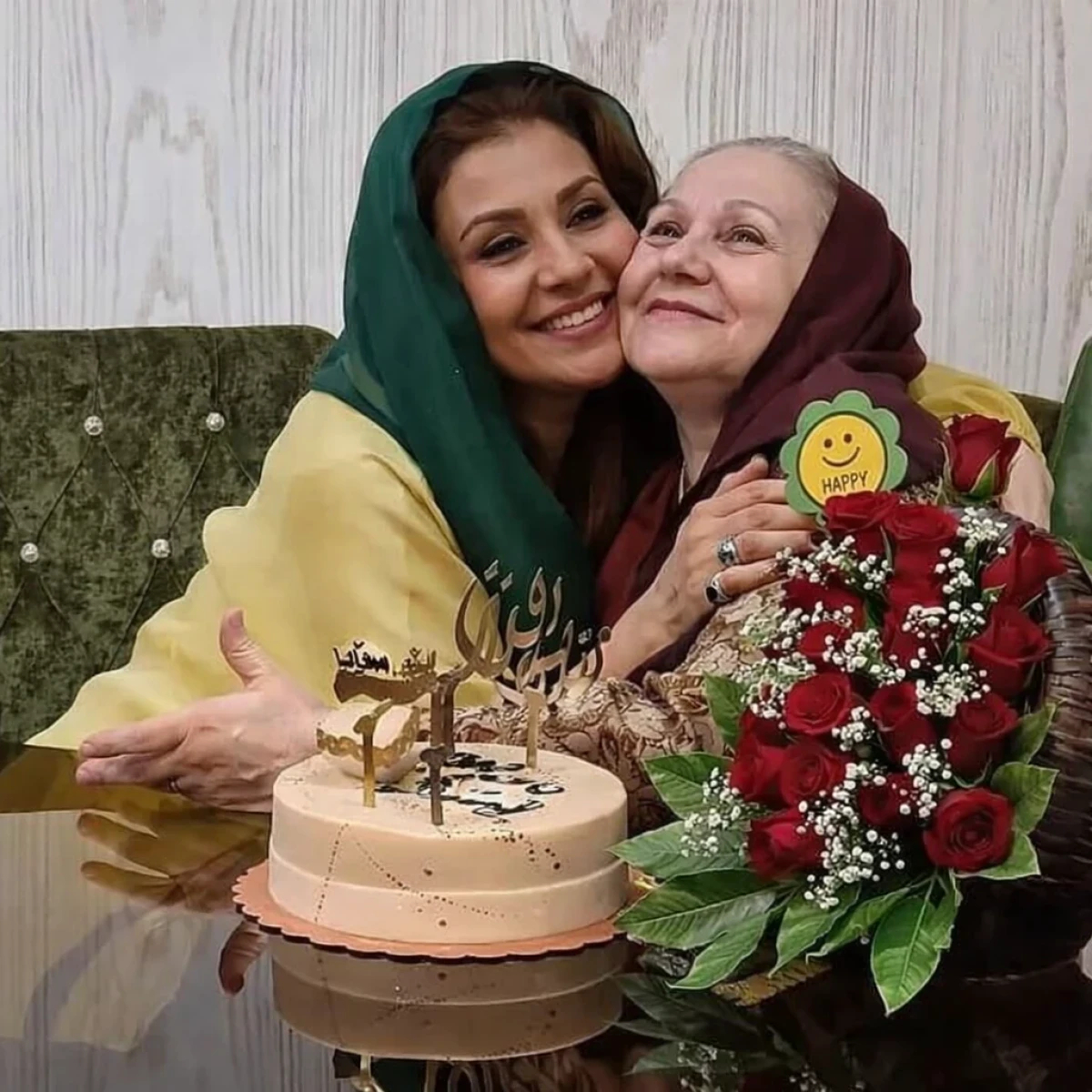 تصویری کمتر دیده شده از جشن تولد ۷۱ سالگی شهناز نامدار در کنار نسرین مقانلو