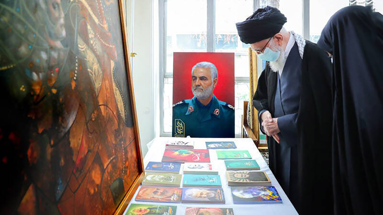 بازدید رهبر انقلاب از نمایشگاه تولیدات فرهنگی هنری پیرامون شهید سلیمانی