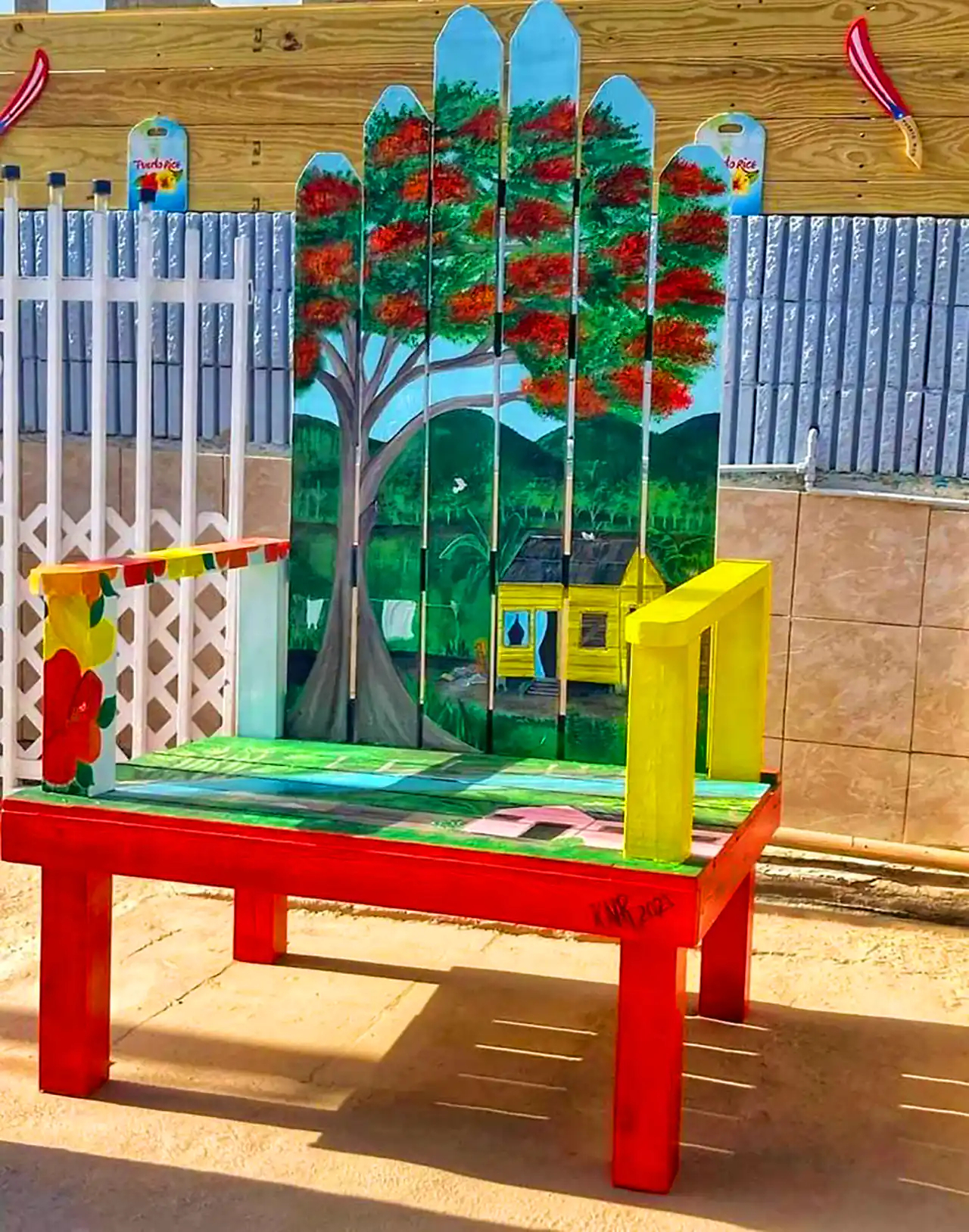 نیمکت چوبی نقاشی شده