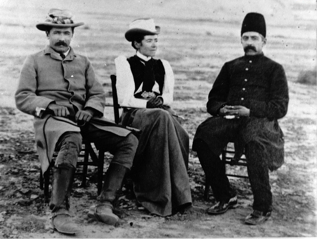 فرمانفرما در کنار ژنرال پرسی سایکس و همسرش الا سایکس
