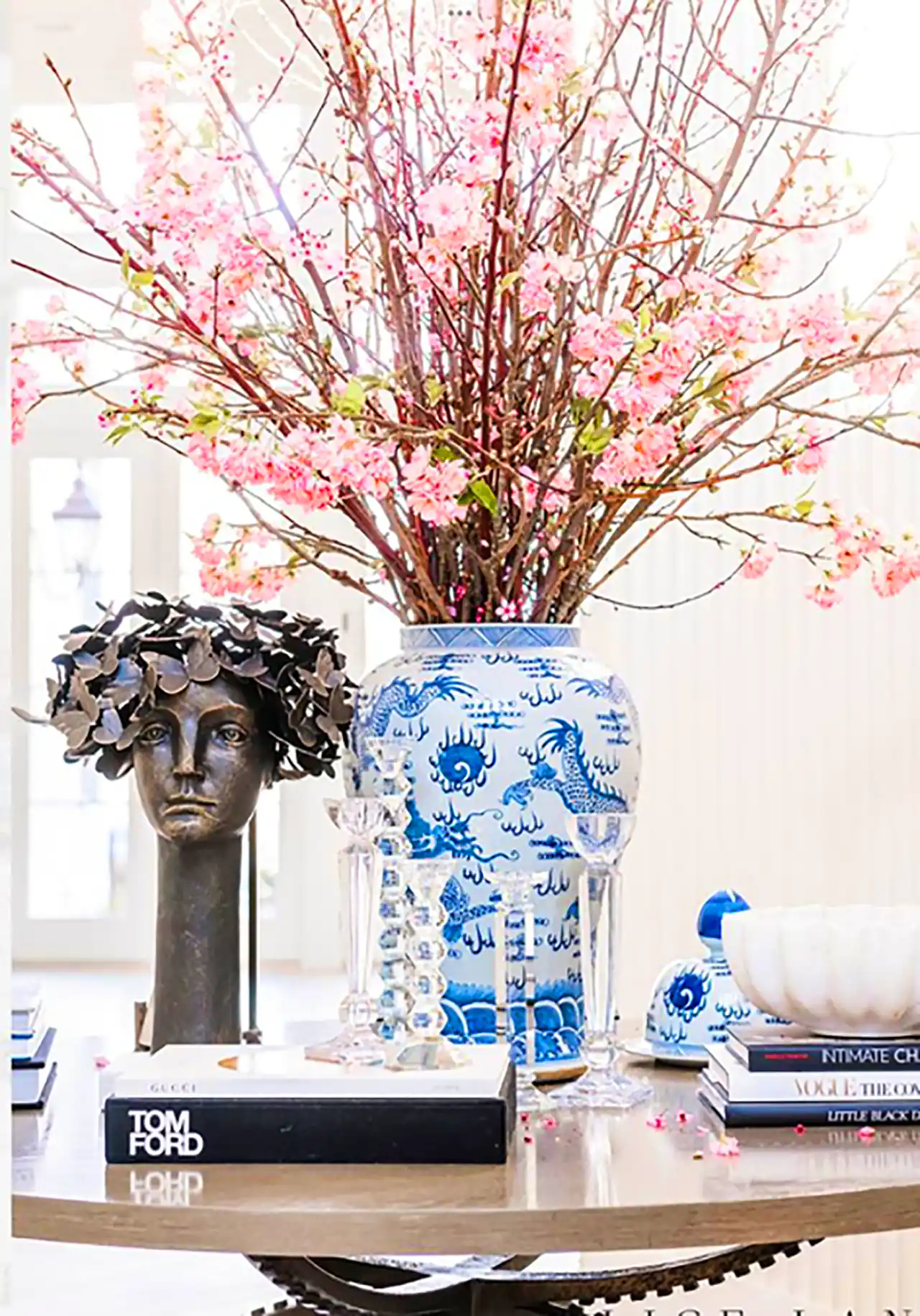 گلدان دکوری با گلهای طبیعی 