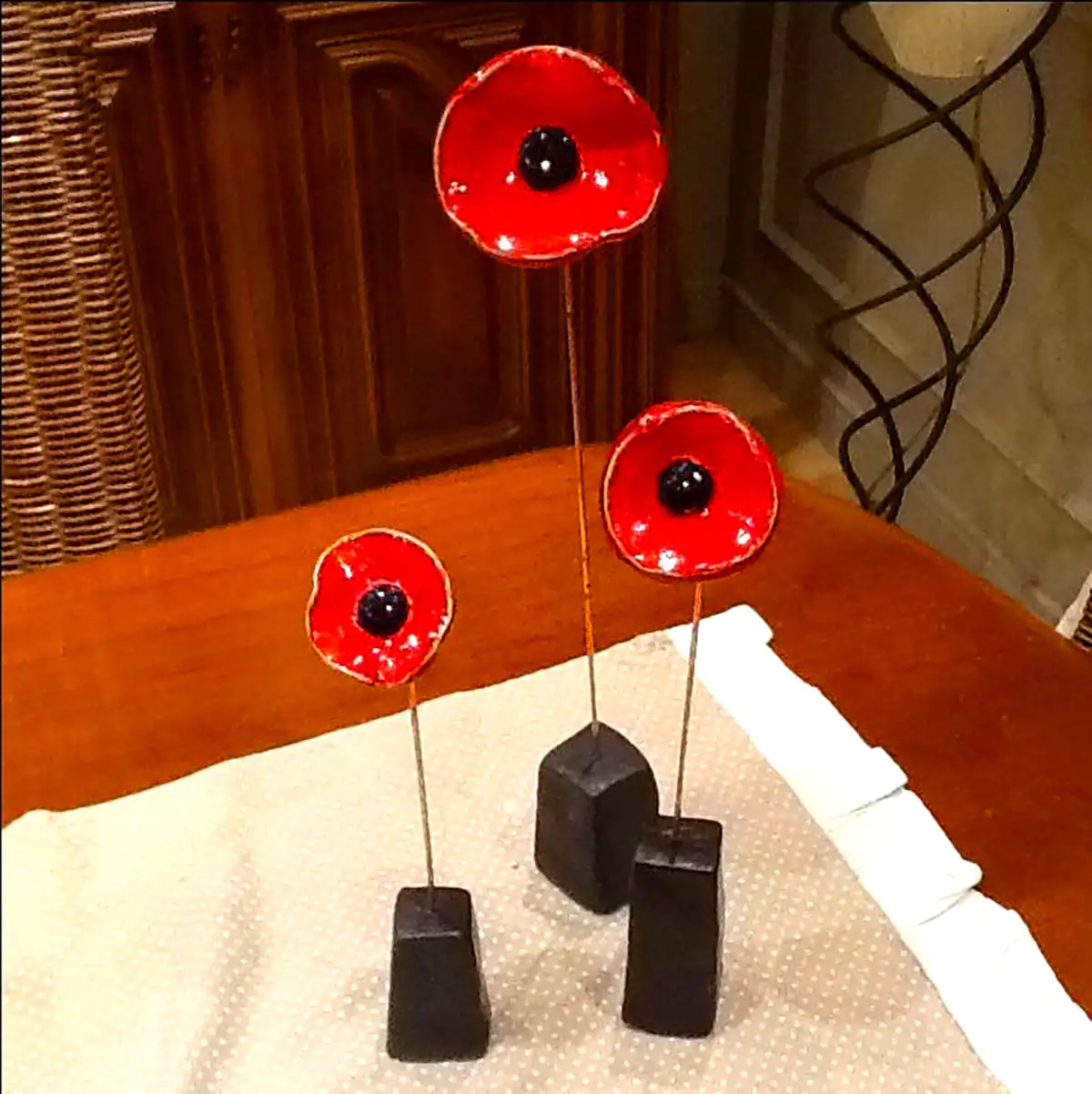 دکوری گل لاله سرامیکی قرمز