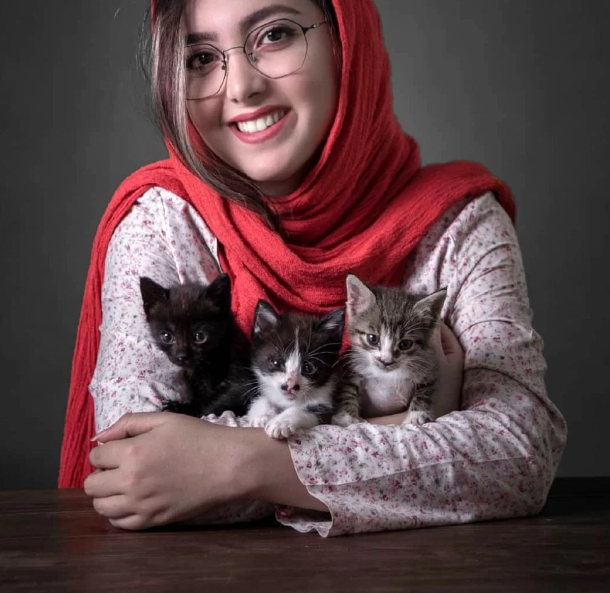 عکس زیبا کرمعلی درحالی که سه بچه گربه را در آغوش کشیده که نشان از عشق بیش از حد او نسبت به آنها دارد مورد توجه مخاطبین قرار گرفته است.
