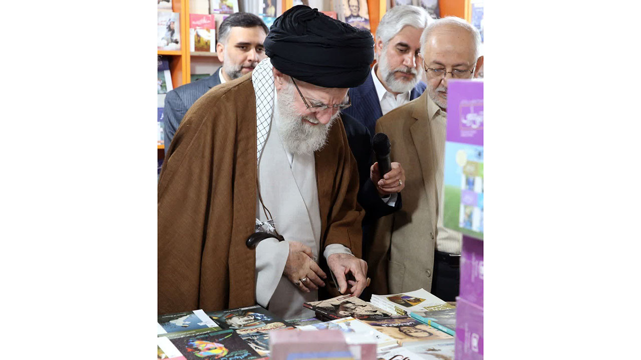 حضرت آیت الله خامنه ای رهبر انقلاب از سیوپنجمین نمایشگاه کتاب بازدید کرد