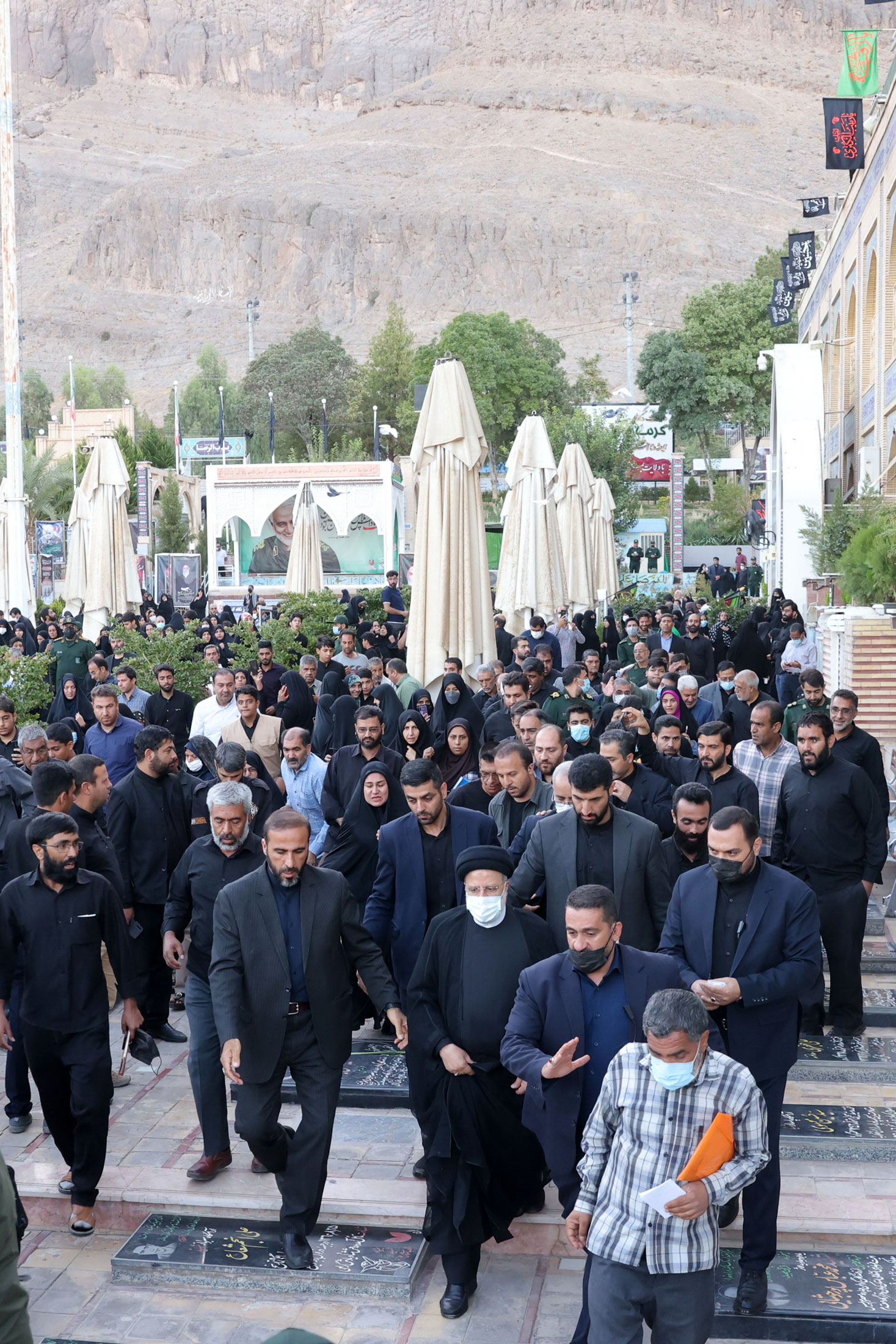 زیارت گلزار شهدای کرمان و مزار سردار قاسم سلیمانی در سفر استانی رییس جمهور به کرمان