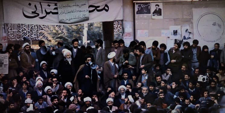تحصن روحانیون و شخصیت های سیاسی در دانشگاه تهران، در اعتراض به بسته شدن فرودگاهها و جلوگیری از ورود امام خمینی به ایران در سال 1357