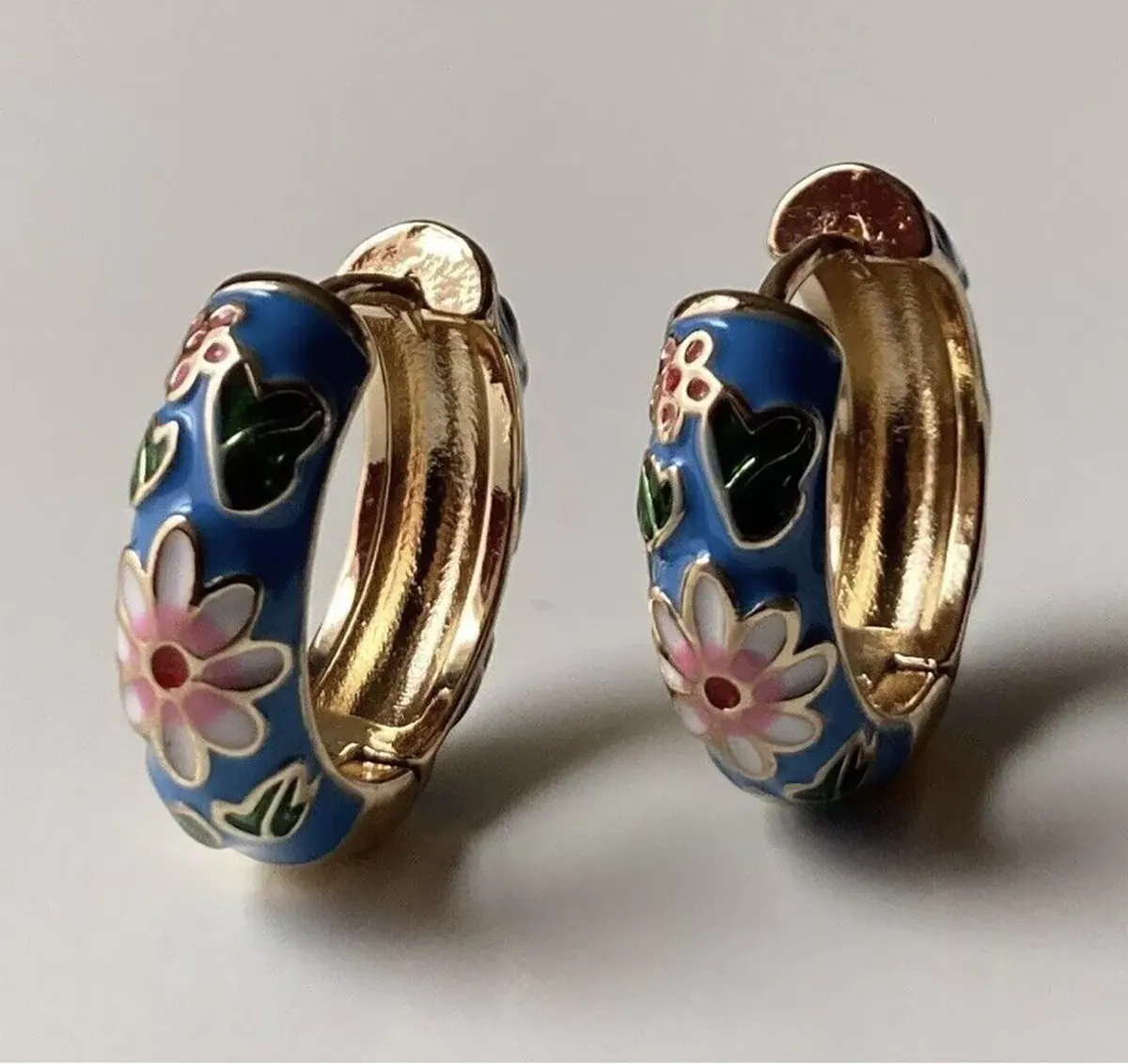 گوشواره میناکاری طلا
گوشواره میناکاری ژوپینگ
گوشواره میناکاری حلقه ای
گوشواره میخی
گوشواره قلب میخی
گوشواره میخی فرشته