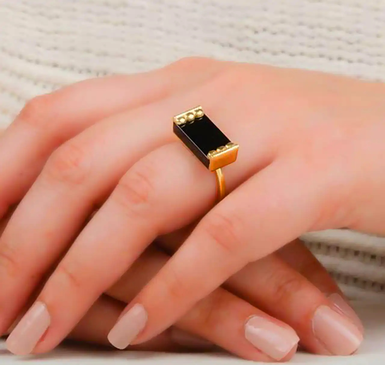 انگشتر نگین مشکی شیک