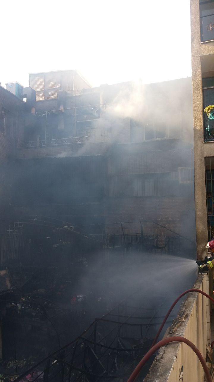شعله‌ور شدن انبار ۴۰۰ متری پارچه در خیابان بهار شمالی