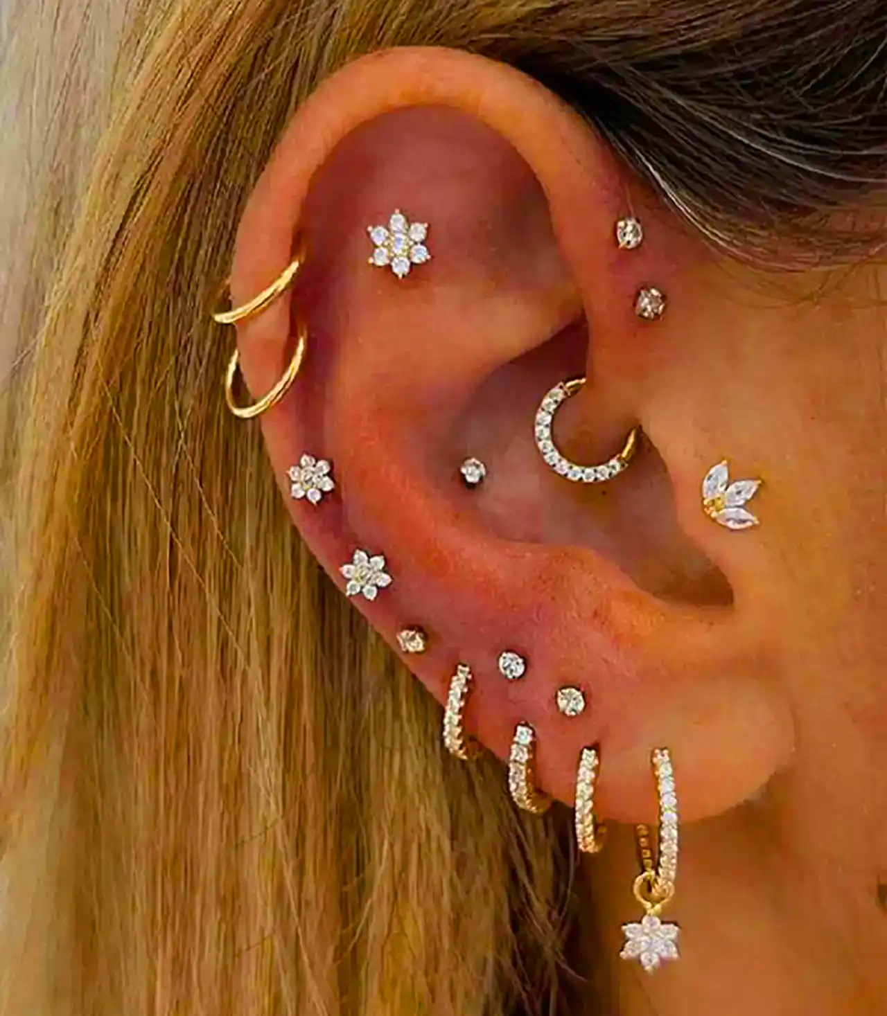 پیرسینگ گوش رنگ ثابت