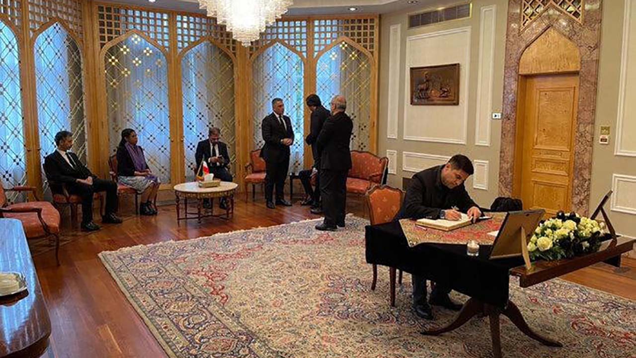 سفرا و دیپلمات‌های خارجی به شهدای خدمت در سفارت ایران در انگلیس ادای احترام کردند