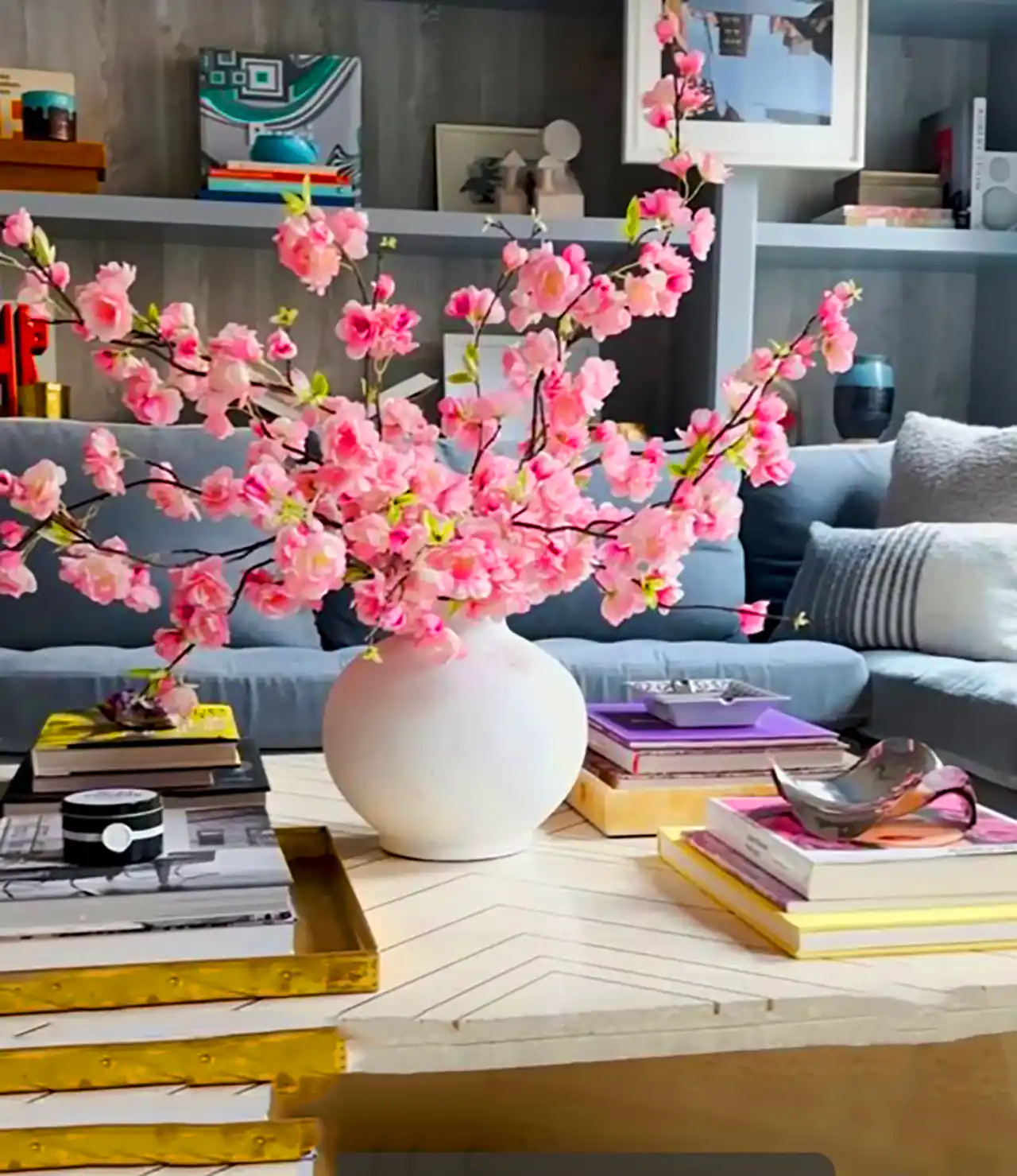 گلدان دکوری با گلهای طبیعی 