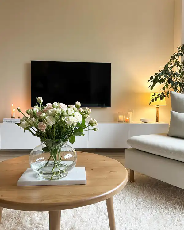 چیدمان میز جلو مبلی مدرن؛ کمترین وسایل، بیشترین زیبایی + عکس