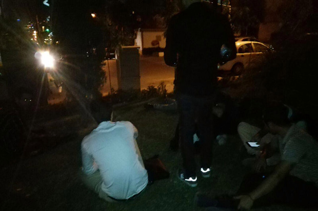تعدادی از دانشجویان دانشگاه خوارزمی در خیابان خوابیدند