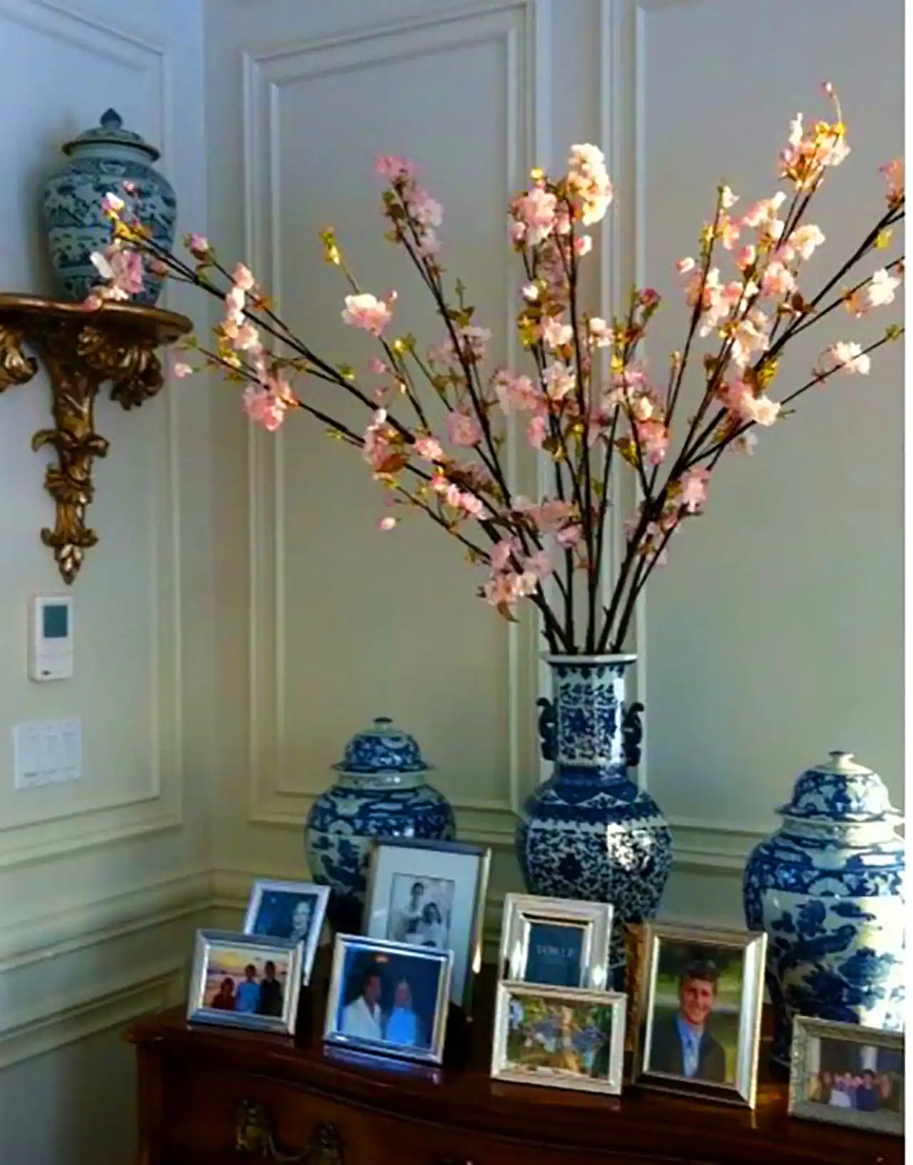 گلدان دکوری با گلهای طبیعی 