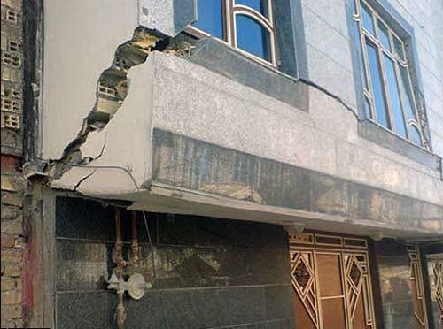 نمای سنگ ساختمان که بر اثر زلزله ترک خورده و باعث ریزش نما ساختمان شده است