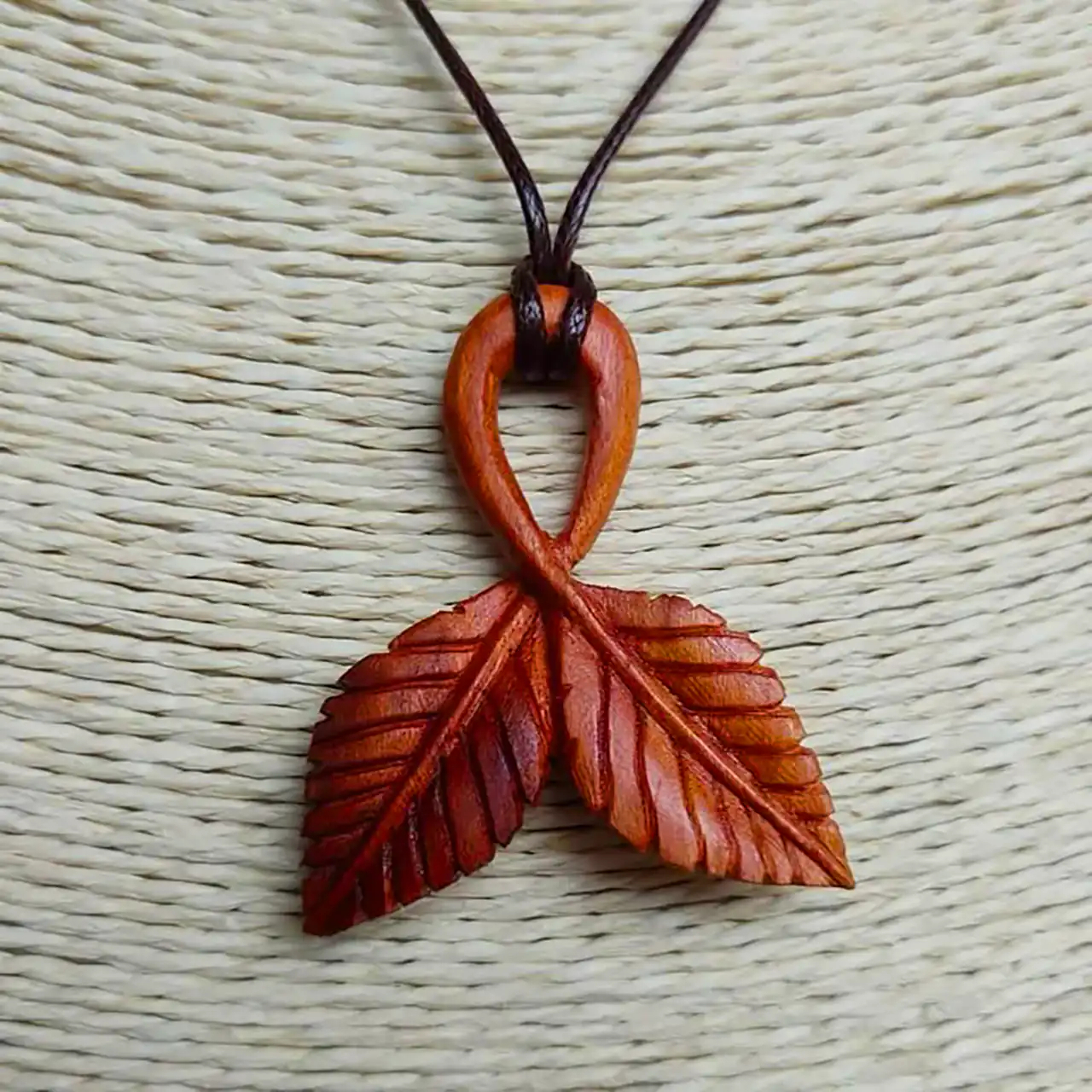 پلاک چوبی طرح برگ