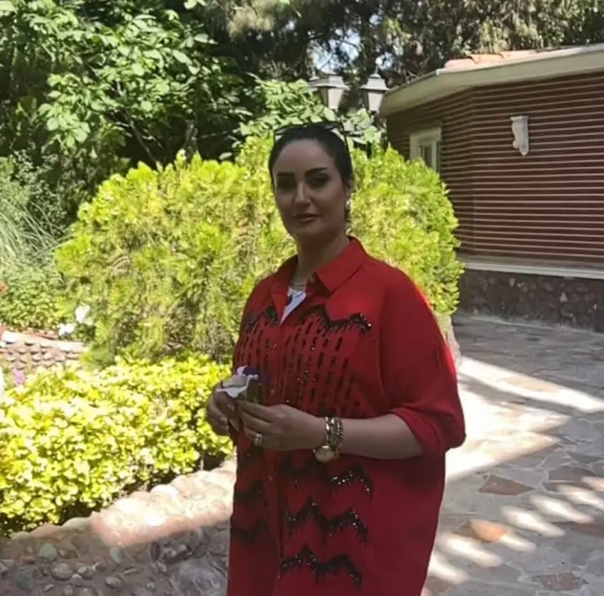 عکس ها / نگاهی به چیدمان ایرانی خانه شاهانه آیسل کاپلان بازیگر ترکیهای سریال ناریا / از فرش و لوسترهای ایرانی تا مبلمان خوشرنگ و مدرن عکس ها / نگاهی به چیدمان ایرانی خانه شاهانه آیسل کاپلان بازیگر ترکیهای سریال ناریا / از فرش و لوسترهای ایرانی تا مبلمان خوشرنگ و مدرن