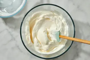 آماده کردن کرم ماسکارپونه رولت انار با همزن برقی