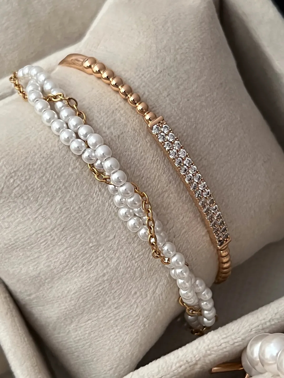 دستبند مروارید و زنجیر مناسب استایل روزمره