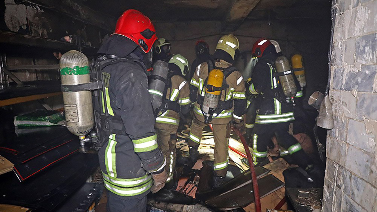 عملیات نفسگیر آتش نشانان۵ ایستگاه برای مهارحریق یک کارگاه کفاشی در مشهد