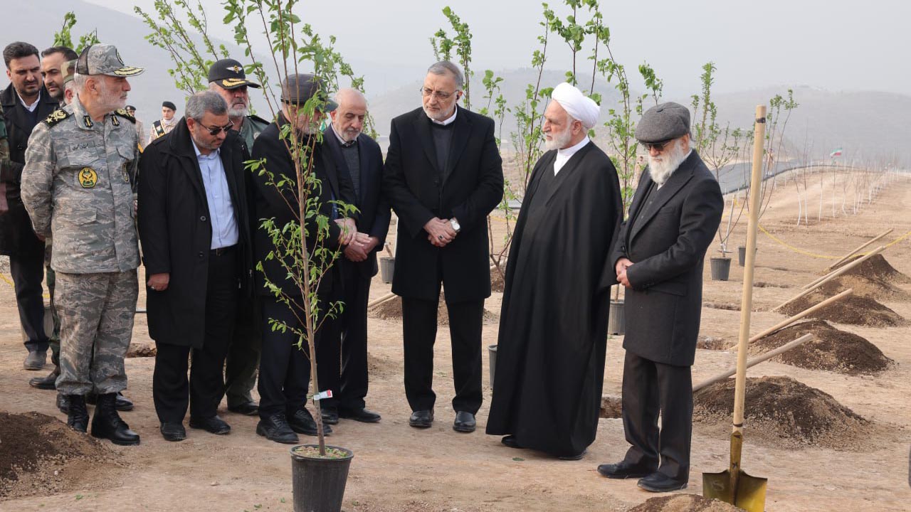 محسنی اژ ه ای رئیس قوه قضائیه همزمان با روز درختکاری یک اصله نهال میوه غرس کرد