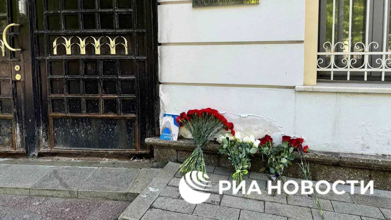 رزهای سرخ و سفید در برابر سفارت ایران در مسکو، به یاد و خاطره رئیس جمهور ایران