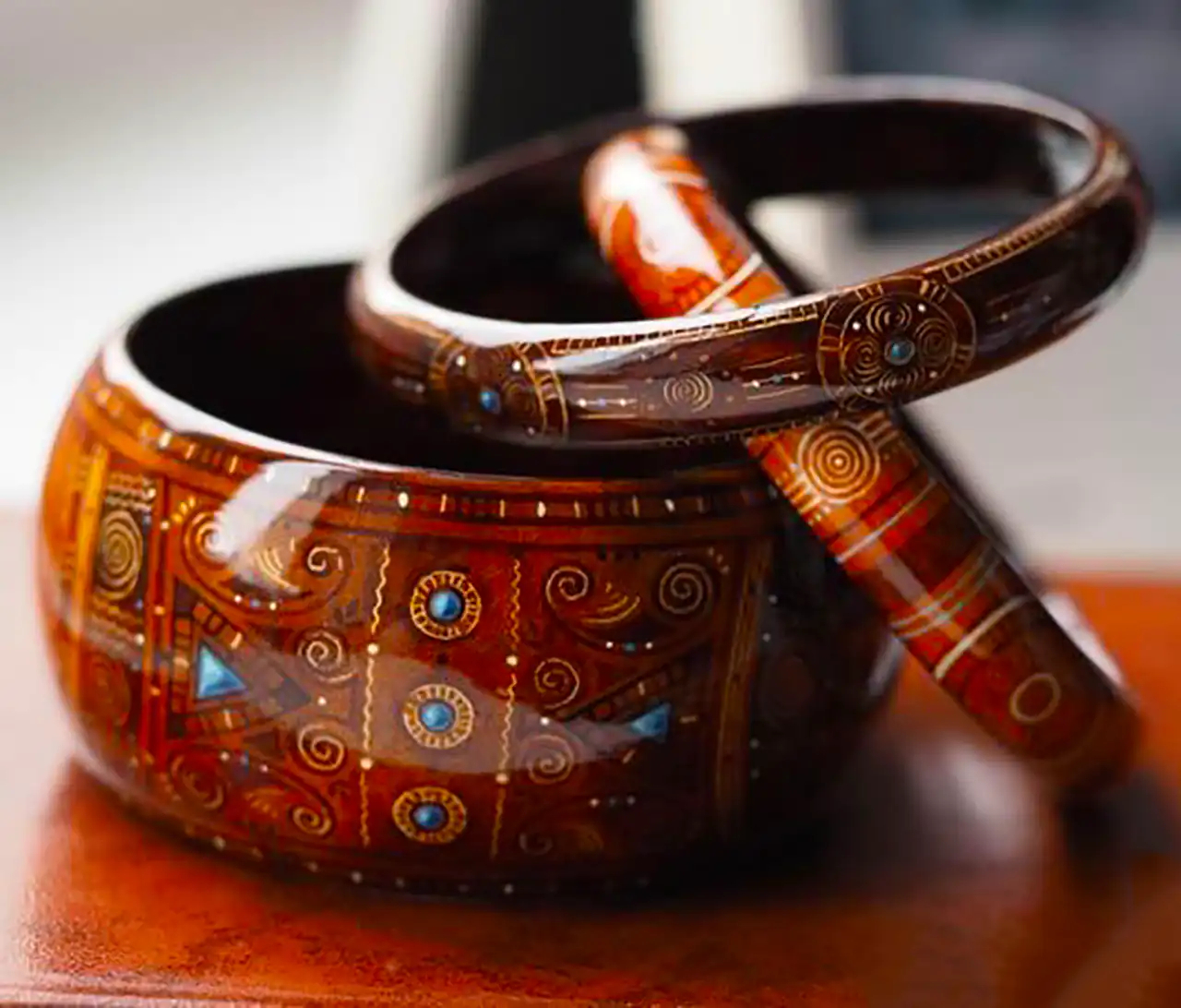 دستبند چوبی طرح سنتی