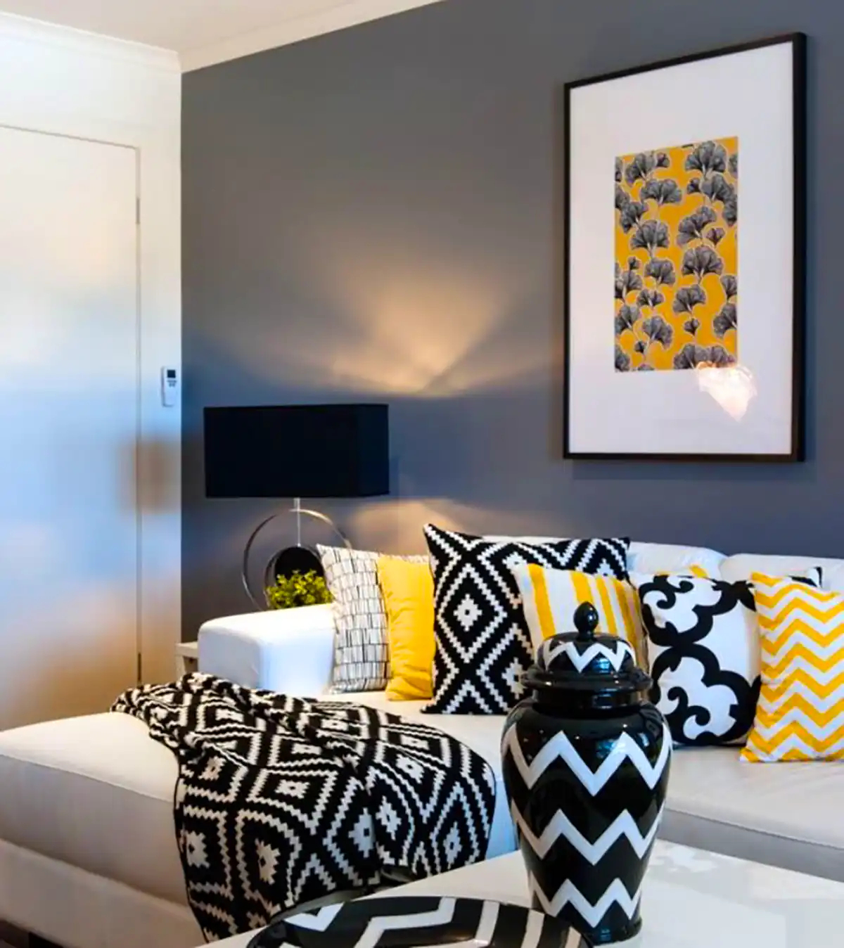 دکور فضای نشیمن با تم زرد