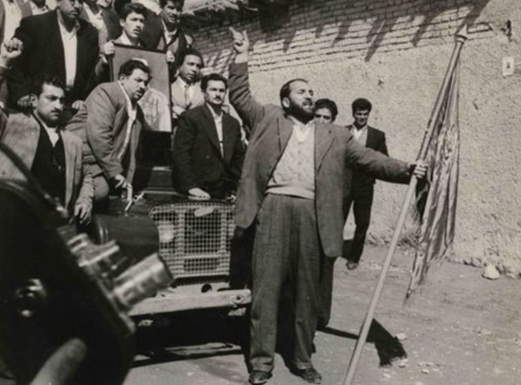 شعبان بی مخ و لات های همراهش در روز کودتا با عکس محمدرضا شاه