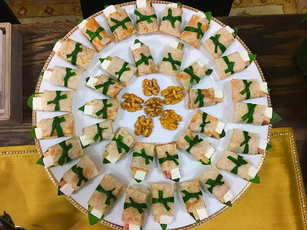 نون و پنیر سبزی سفره عقد 