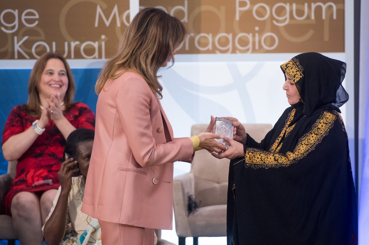 اعطای مدال «بانوی شجاع» به یک زن عراقی که ۵۸ سرباز را از دست داعش نجات داد