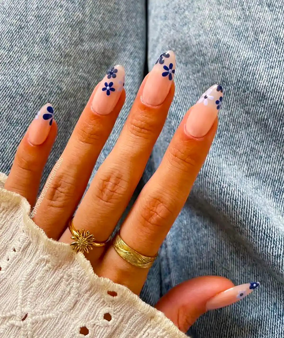 طراحی گل روی ناخن