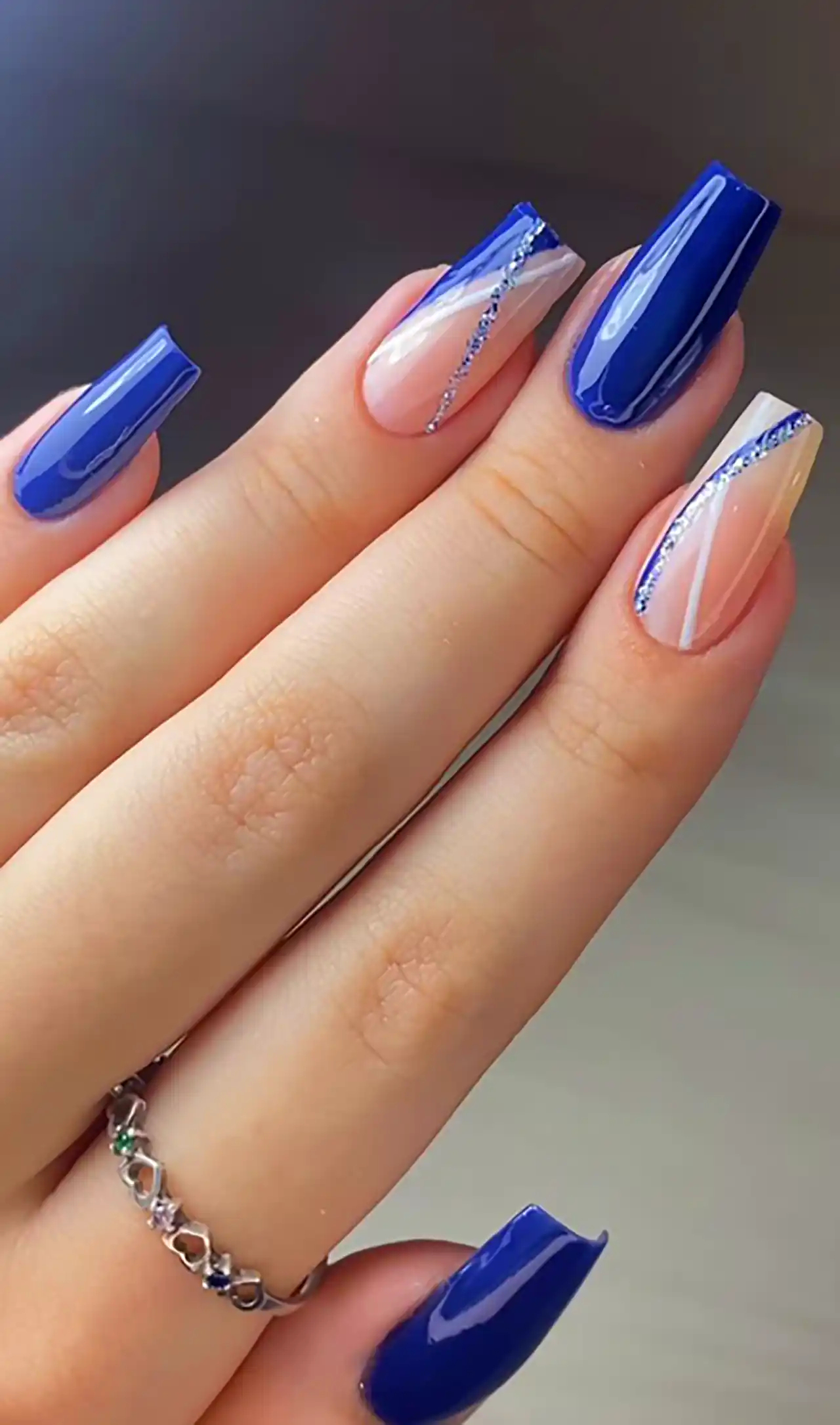 دیزاین ناخن رنگ آبی کاربنی