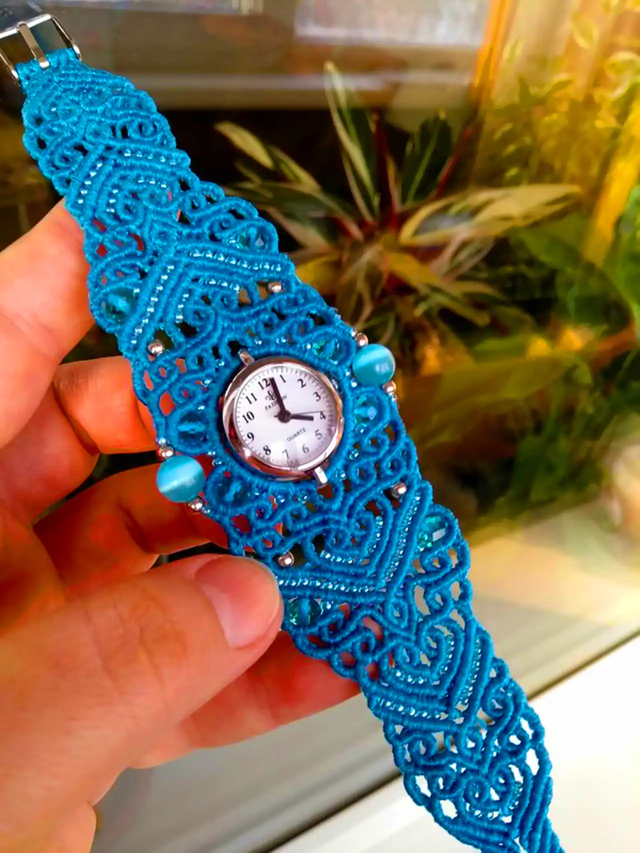 ساعت مچی با دسته بافتنی
