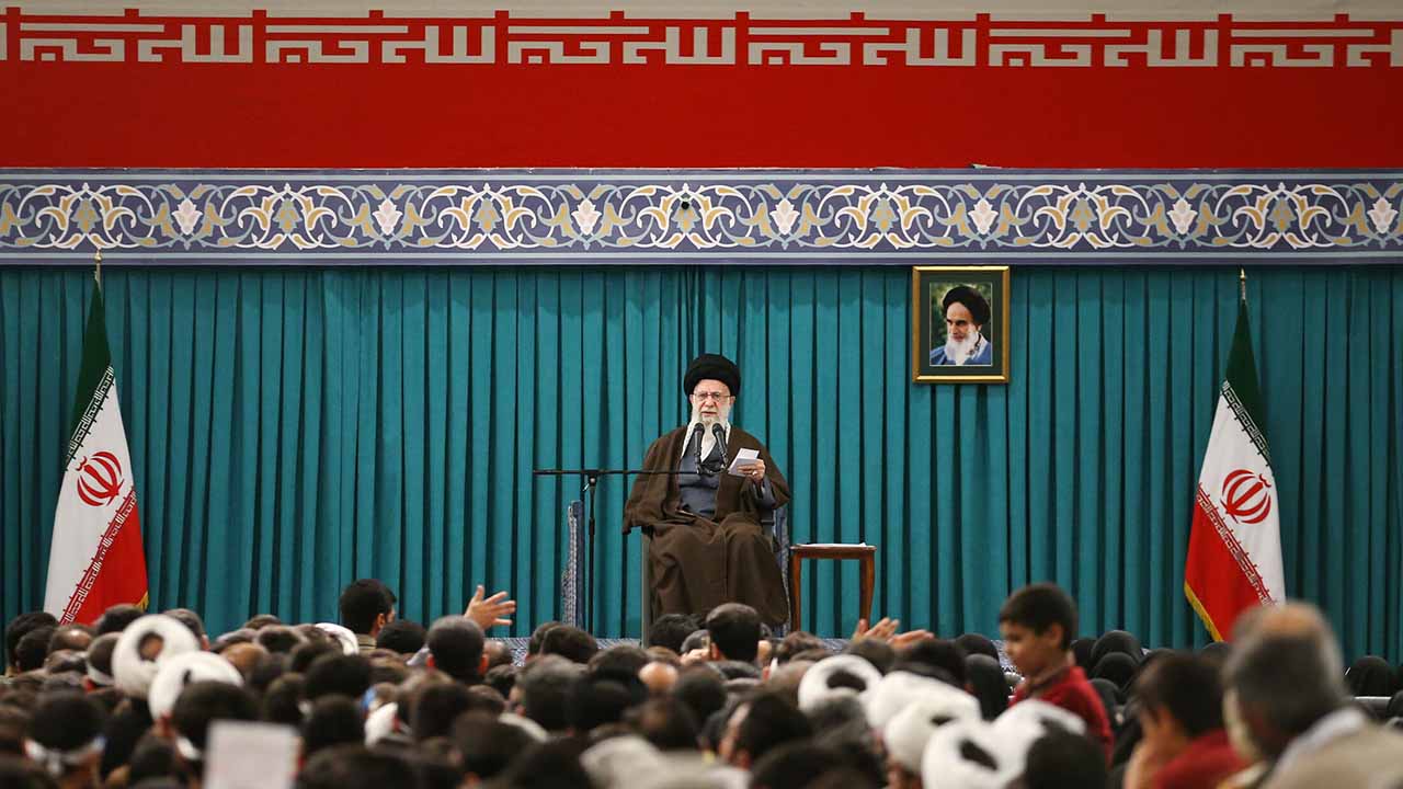 دیدار جمعی از رأی اولیها و خانوادههای شهدا با رهبر انقلاب حضرت آیت الله العظمی سید علی خامنه ای 1402/12/9