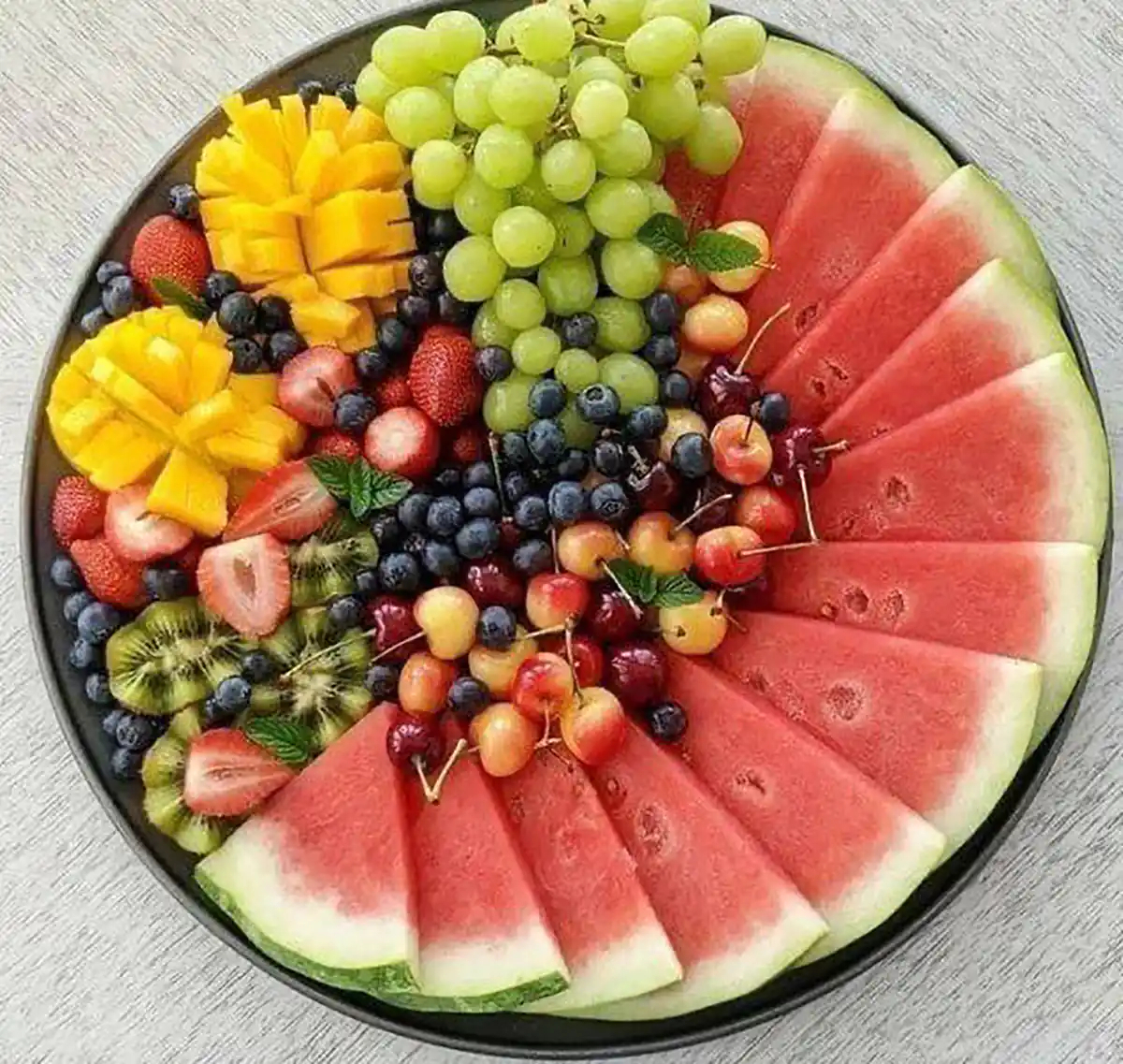 تزیین میوه شب یلدا در سینی تزیین میوه شب یلدا برای عروس تزیین میوه شب یلدا ساده تزیین میوه عروس ساده میوه آرایی شب یلدا میوه آرایی ساده