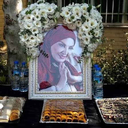 عکس غم انگیز از به میز عزای شیک و بدون تجملات زهره حمیدی، بازیگر پیشکسوت سینمای ایران/ دیزاین زیبا با گَل، شمع، قرآن و حلوا