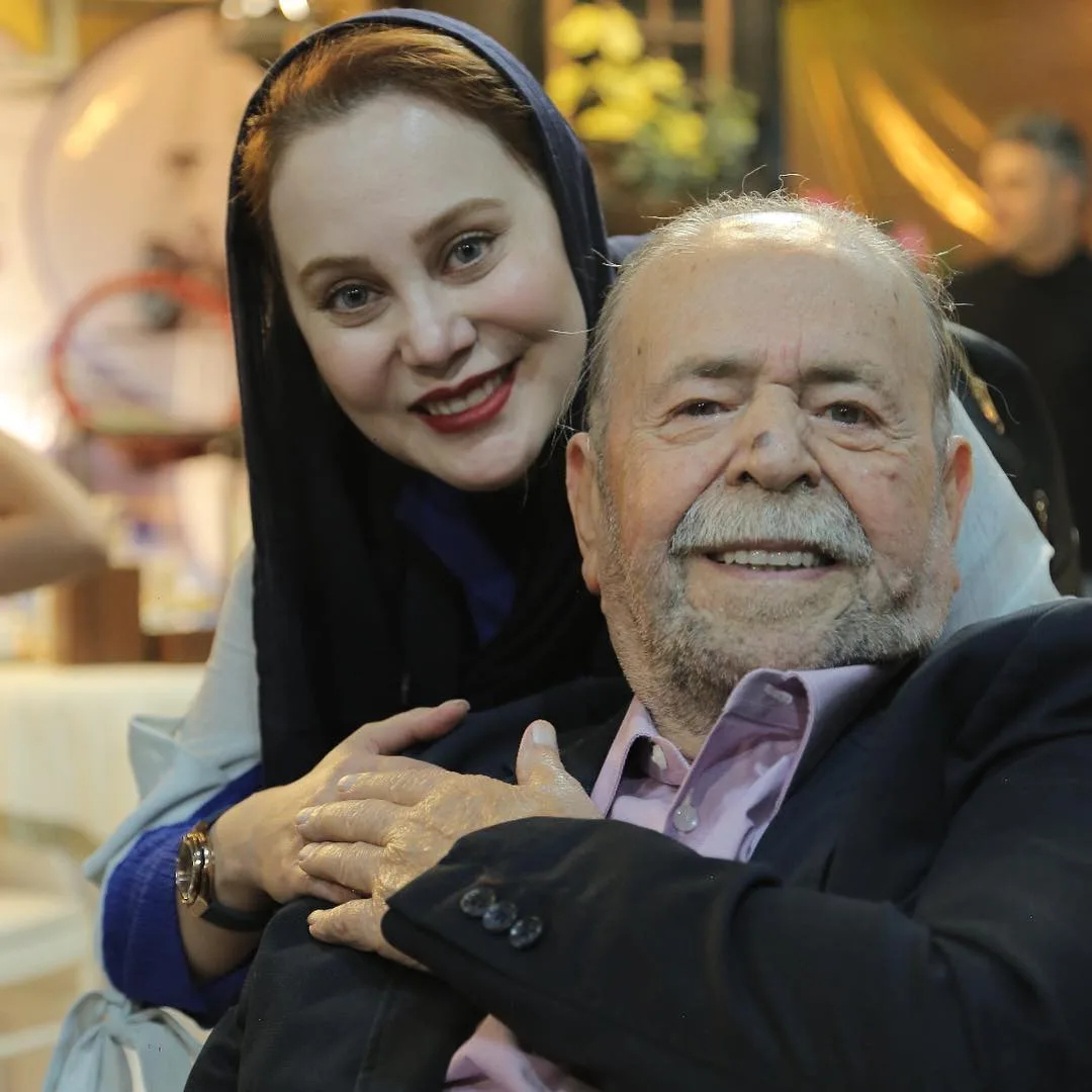 آرام جعفری در کنار محمدعلی کشاورز