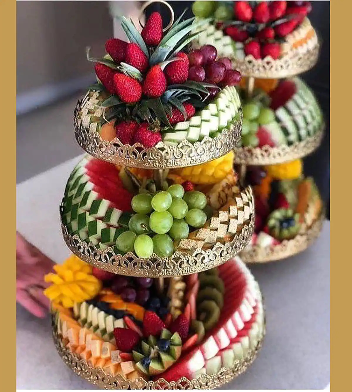 تزیین میوه شب یلدا در سینی تزیین میوه شب یلدا برای عروس تزیین میوه شب یلدا ساده تزیین میوه عروس ساده میوه آرایی شب یلدا میوه آرایی ساده