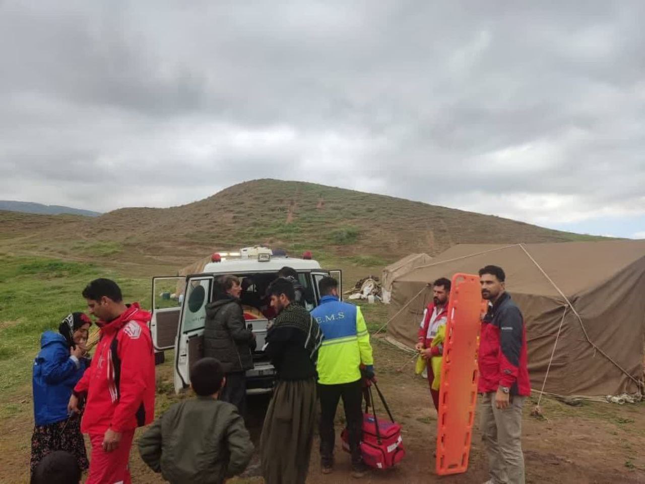 نجات جان پیرمرد ۷۵ ساله در  کوههای منطقه کنجانچم مهران توسط تیم های امدادی حلال احمر استان ایلام