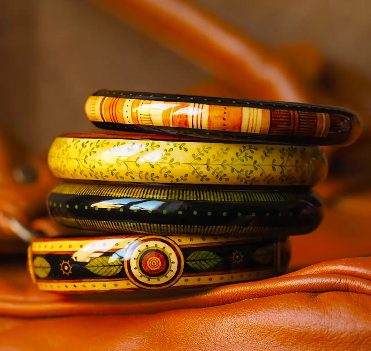 دستبند چوبی طرح سنتی