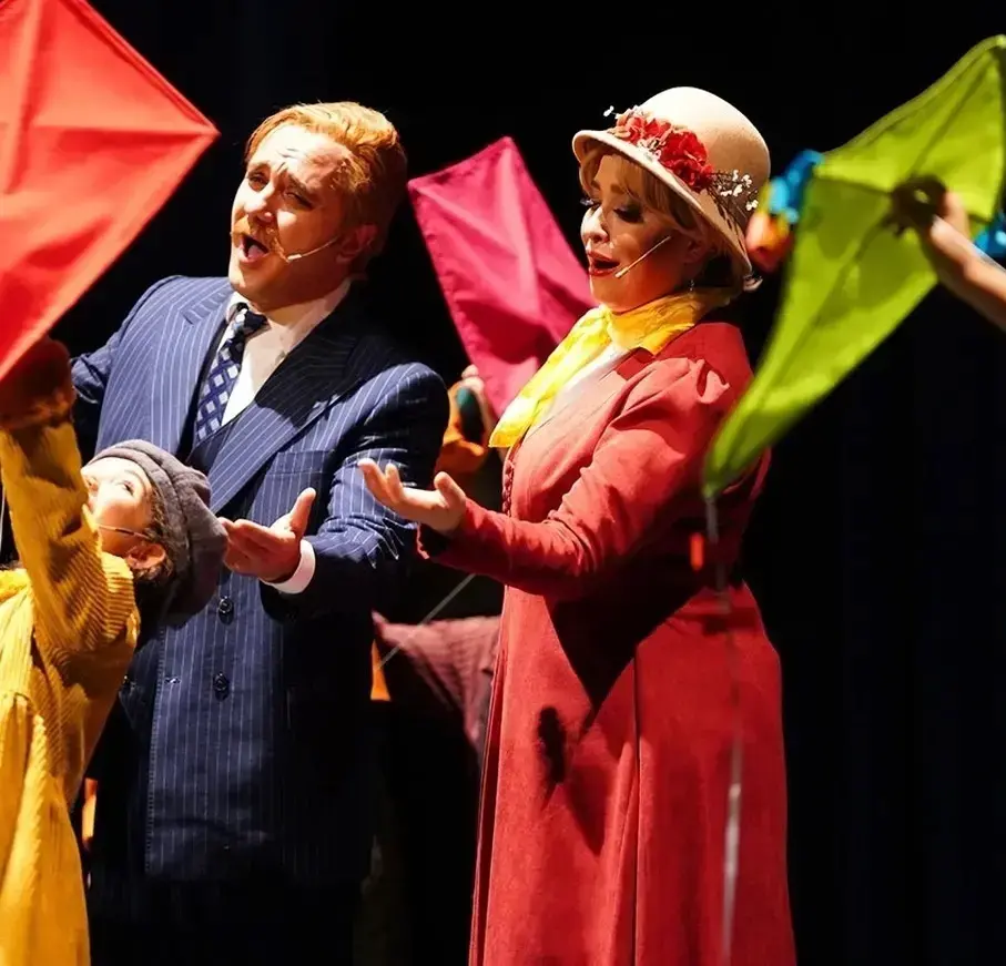 سفر در زمان/ عکس تیپ و ژست خاص «مهراوه شریفی‌نیا» روی صحنه تئاتر؛ سال 98
