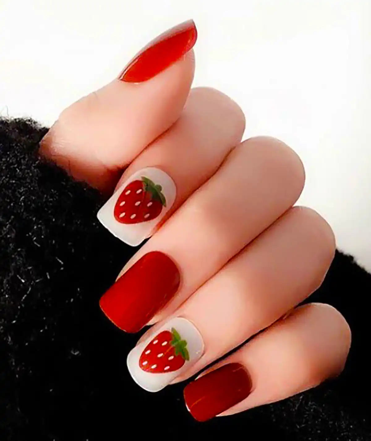 طراحی توت فرنگی روی ناخن